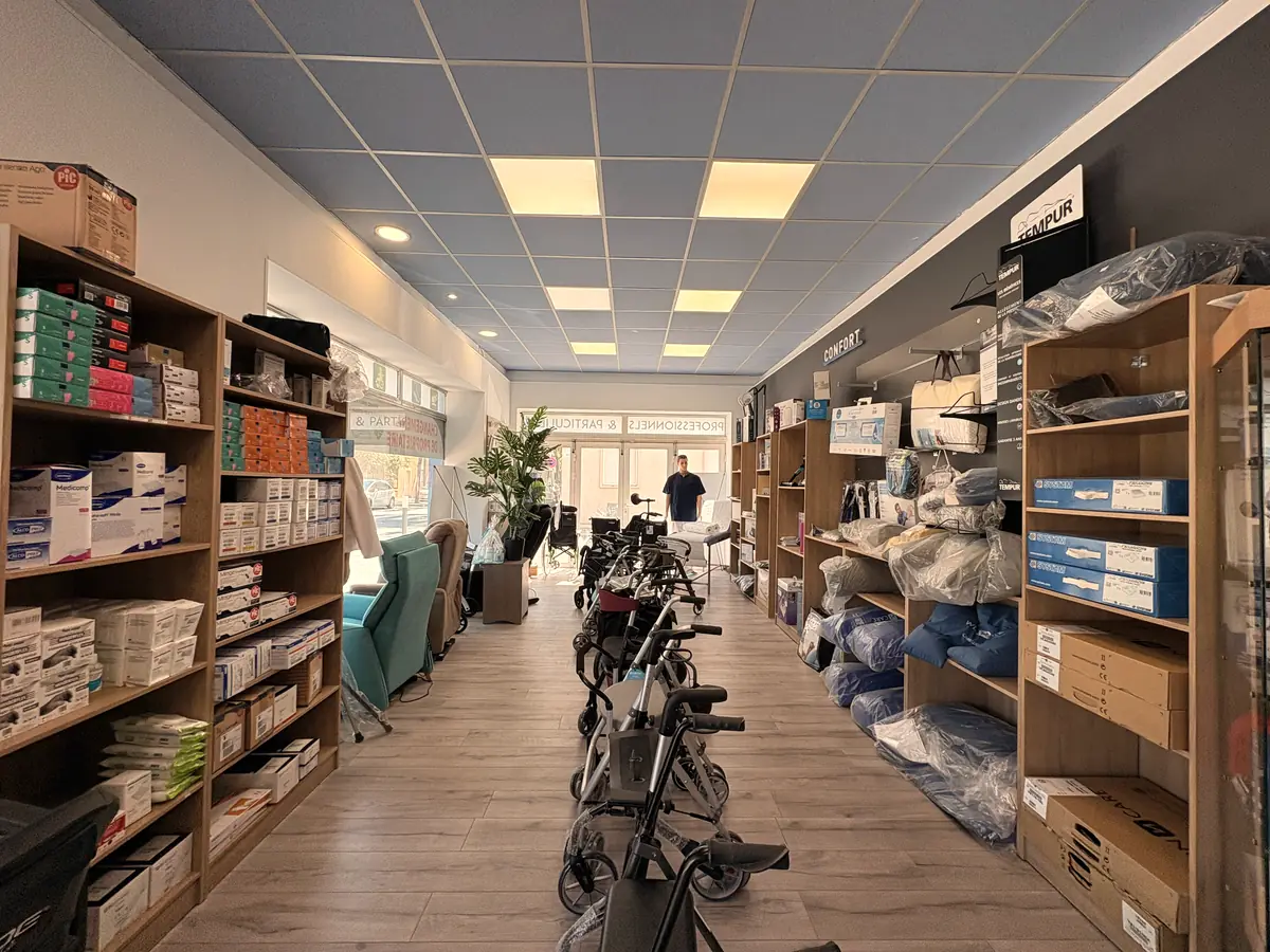 Allée centrale du magasin : rollators, fauteuils roulants et rayon confort