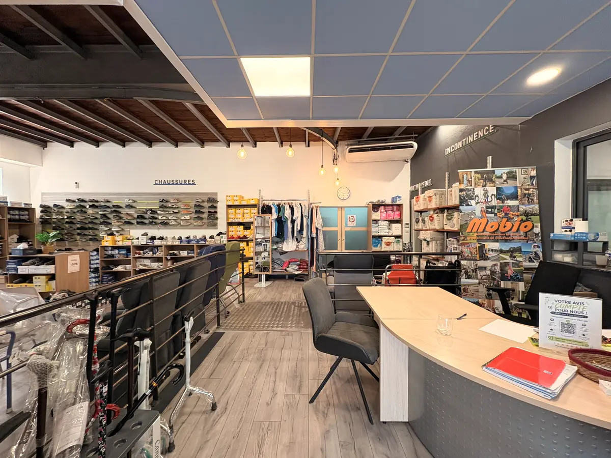 Comptoir et espace conseil, rayons chaussures et orthopédie